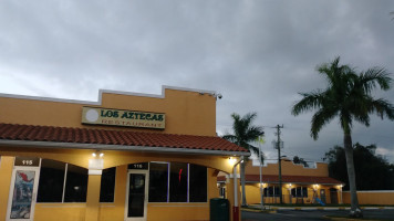 Los Aztecas outside
