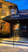 L'albatros outside