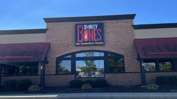 Smokey Bones outside