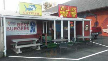 Willie's Burger Chicken Shack inside