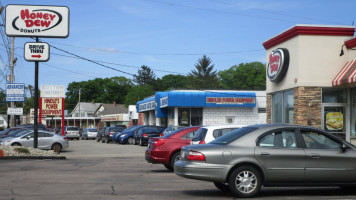 Honey Dew Donuts outside