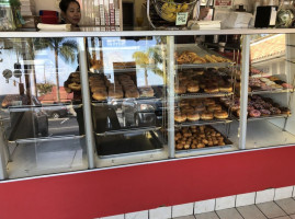 Los Alamitos Donuts outside