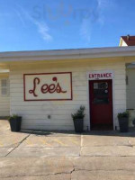 Lee's Restaurant outside