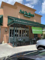 Cafe Du Monde outside