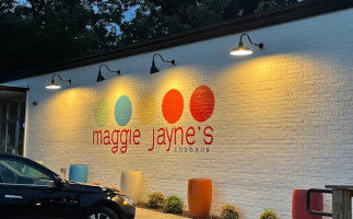 Maggie Jayne's Snoballs outside