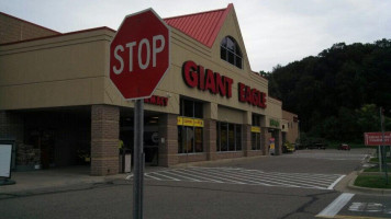 Giant Eagle Bakery outside