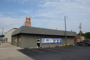 Hafner's Tavern Liquor Store outside