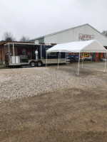 Big Show's Catfish Crawdads outside