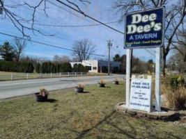 Dee Dees Tavern outside