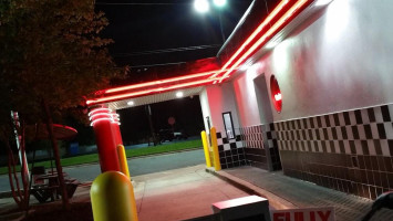Checkers Drive-in inside