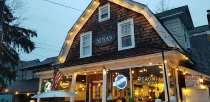 Nina's Pizzeria outside