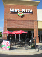 Mia's Pizza Eats outside