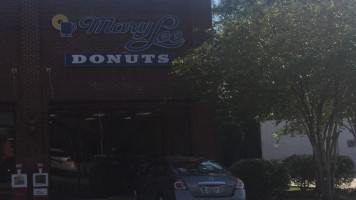 Mary Lee Donuts outside