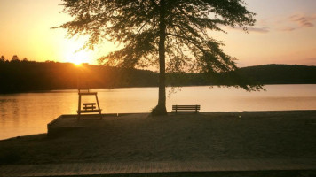 Cedar Lake Snack Shack outside