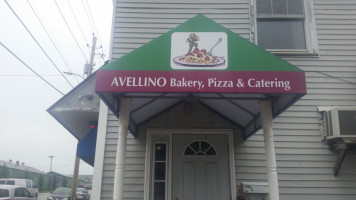 Avellino Bakery Pizza outside