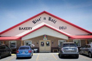 Rise'n Roll Bakery Deli outside