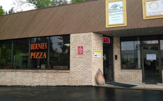 Bernie's Pizza inside