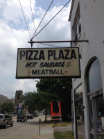 Pizza Plaza outside