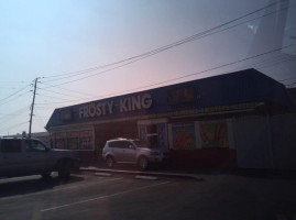 Frostey King outside