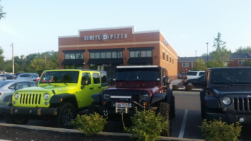 Dewey's Pizza outside
