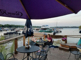 Admiral D's Waterfront Tavern outside