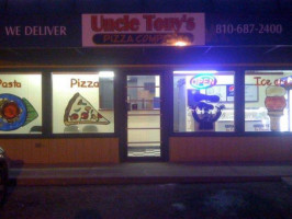 Uncle Tony's Pizza Co outside