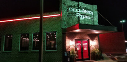 Deli' Anno's Pizzeria outside