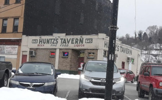 Huntz's Tavern outside