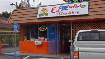 El Trompudo Taco Shop outside