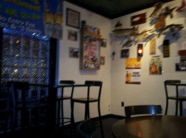 Gulden's Restaurant And Bar inside