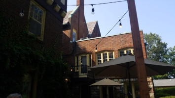The English Inn outside