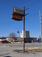 Simone's Drive-in outside