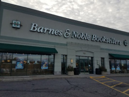 Barnes Noble outside