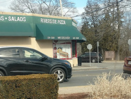 Riverside Pizza outside