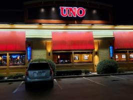 Uno Chicago Grill outside