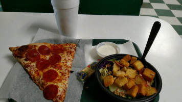 Amadeos Pizza & Subs food