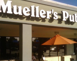 Mueller's Pub outside