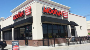 Mooyah Burgers, Fries Shakes outside