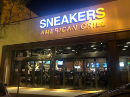 Sneakers American Grill inside