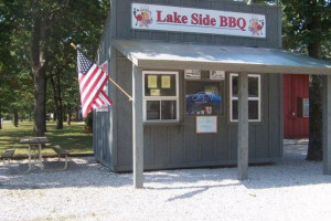 Lake Side Bbq outside