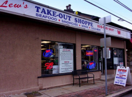 Lew's Seafood Takeout Shop outside
