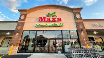 Max's International Market inside