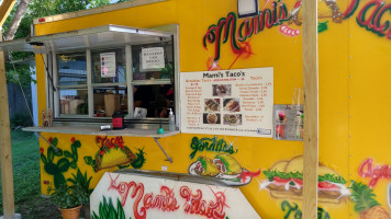 Mami's Tacos outside