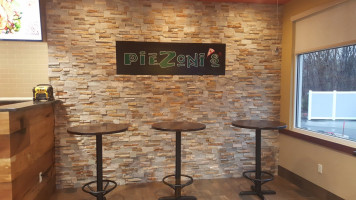 Piezoni's Pizza inside