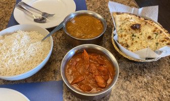 Hennings Taste Of India food