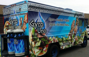 Gyro Uno Food Truck outside