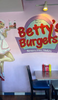 Betty's Burgers Honolulu inside