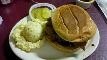 Tucker's Barbecue food