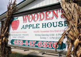 Wooden's Apple House Pie Shop food
