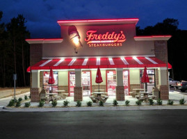 Freddy's Frozen Custard Steakburgers outside